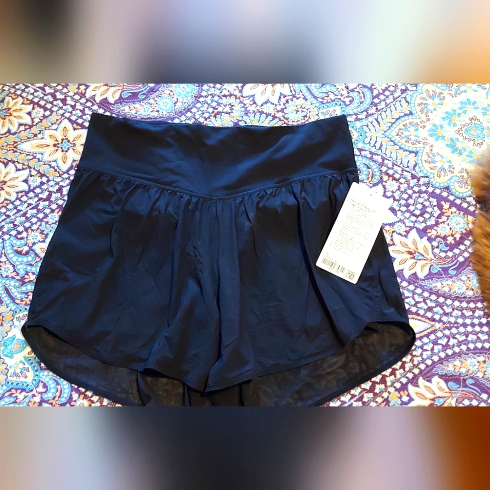 NWT Womens Lululemon YOGA shorts With Front Yolk Athletic Shorts